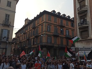 Manifestazione di solidarietà nella serata di ieri a Torino