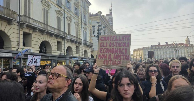 Manifestazione contro il carovita in piazza Castello
