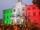 municipio di Venaria illuminato con il tricolore