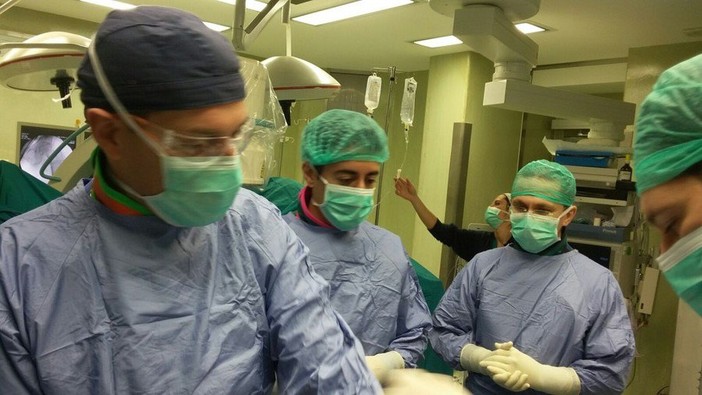 Eccezionale intervento alle Molinette di Torino: per la prima volta in Italia impiantata una protesi aortica attraverso la carotide con paziente sveglio