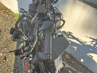 La carcassa della moto completamente smontata