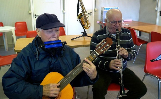 Nel parco Sempione, tra spaccio e sgomberi, c'è una banda che suona e sogna di aprire una scuola di musica [VIDEO]