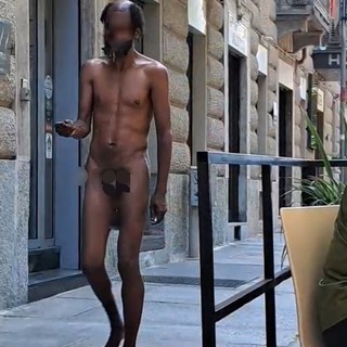 Curiosa scena ad Aurora: uomo passeggia nudo in strada Curiosa scena ad Aurora: uomo passeggia nudo in strada