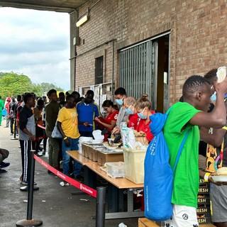 Via Traves al collasso, 500 migranti nel centro: “Così non possiamo andare avanti, intervenga il Governo”