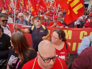 La Fiom torinese sfila a Roma durante la manifestazione nazionale La Fiom torinese sfila a Roma durante la manifestazione nazionale