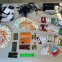 Soldi e materiale ritrovati dai carabinieri dopo la perquisizione