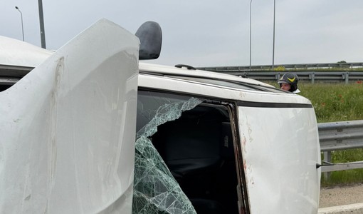 Auto si ribalta allo svincolo Savonera: due feriti, tratto chiuso