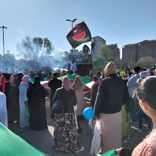 Decine di migliaia al Parco Dora per la fine del Ramadan, poi un corteo per la Palestina (e bruciano le foto di Meloni)