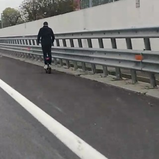 monopattino in autostrada
