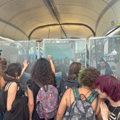 Tensione al Salone del Libro. I pro Pal: &quot;Fuori i sionisti&quot;, poi provano a forzare gli accessi. Respinti dalla polizia [FOTO E VIDEO]