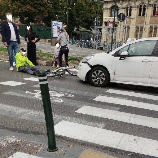 Incidente in piazza Rivoli, scontro tra un’auto e una bici Incidente in piazza Rivoli, scontro tra un’auto e una bici