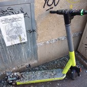 Monopattino abbandonato in stato di degrado