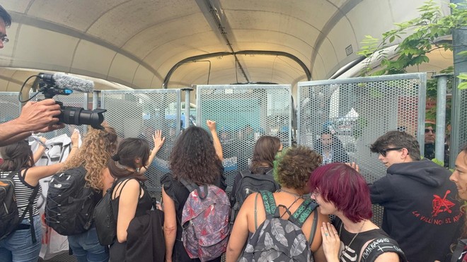 Tensione al Salone del Libro. I pro Pal: &quot;Fuori i sionisti&quot;, poi provano a forzare gli accessi. Respinti dalla polizia [FOTO E VIDEO]