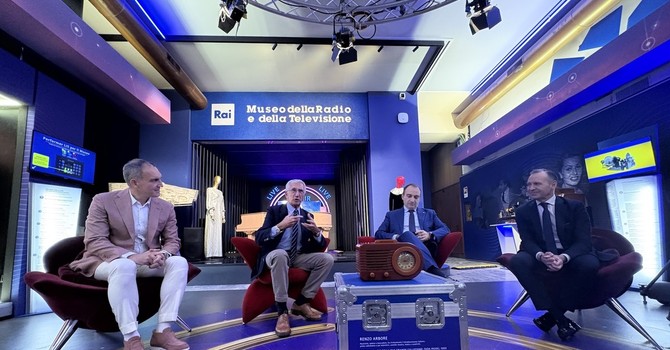 Renzo Arbore dona la sua prima radio al nuovo Museo della Rai Renzo Arbore dona la sua prima radio al nuovo Museo della Rai