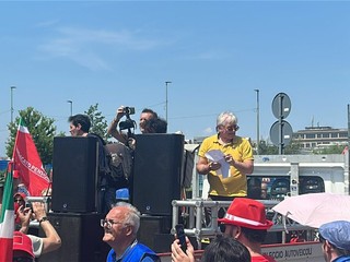 Manifestazione davanti al Grattacielo della Regione Manifestazione davanti al Grattacielo della Regione