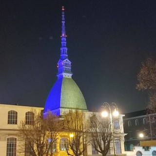 Una Mole illuminata di giallo-blu come gemellaggio tra Torino e l'Ucraina