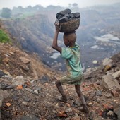 Minatore minorenne al lavoro nelle miniere congolesi - immagine dal web