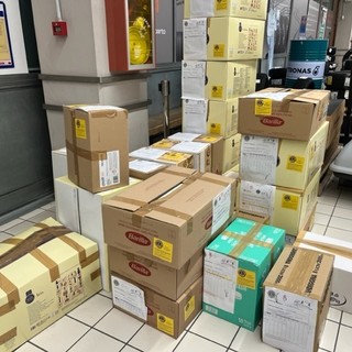 pacchi di prodotto acquistati per beneficenza