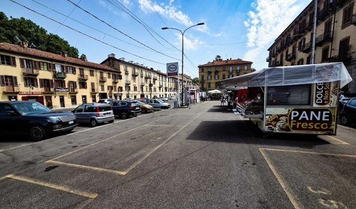 Mercato quasi deserto in piazza Borromini