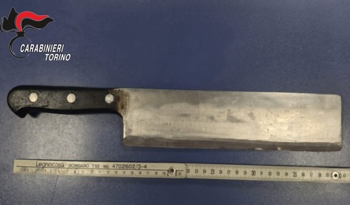 Paura in corso Vercelli: brandisce una mannaia e minaccia i passanti