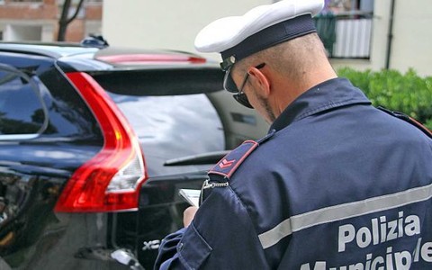 Torinesi indisciplinati anche quando parcheggiano: nel 2025 boom di multe per chi non paga le strisce blu