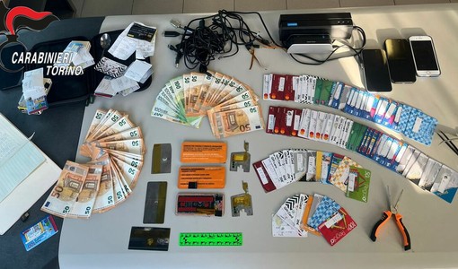 Soldi e materiale ritrovati dai carabinieri dopo la perquisizione