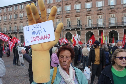 Torino scende in piazza per Mimmo Lucano: &quot;Condannato per abuso di umanità&quot; [FOTO]