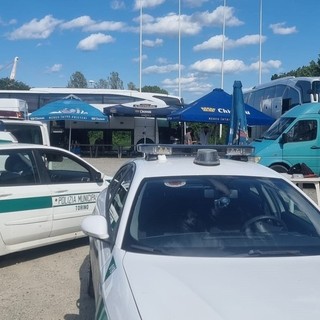 Trasportavano e vendevano merce senza permesso: maxi sanzione per due autobus