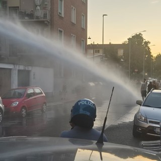 Il momento di maggior tensione in via Sempione