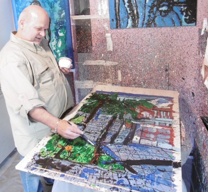 Massimo Gaggero mentre dipinge una delle sue opere
