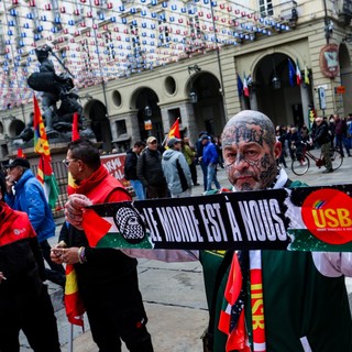 È il giorno dello sciopero generale: Torino torna in piazza dopo gli scontri, ma sui trasporti scatta la precettazione