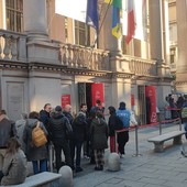 Turisti e visitatori in coda per entrare al Museo del Cinema