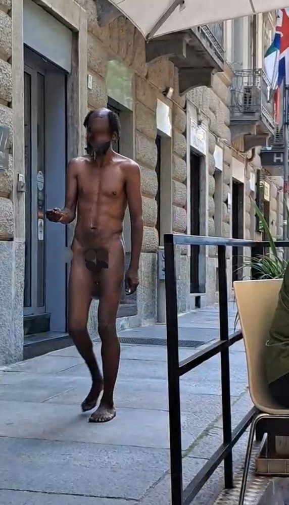 Curiosa scena ad Aurora: uomo passeggia nudo in strada Curiosa scena ad Aurora: uomo passeggia nudo in strada