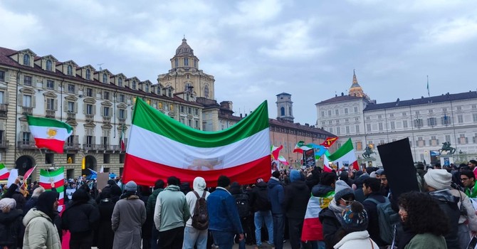 Torino scende in piazza per l’Iran: "Questo è l’anno del sangue"
