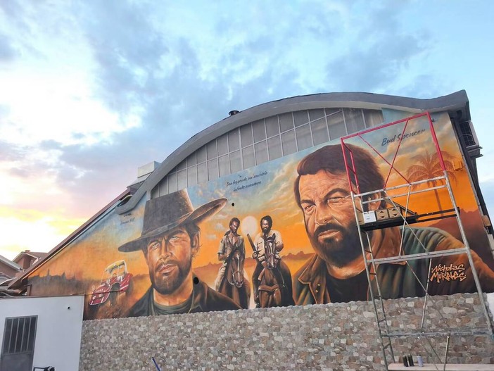 Il murale dedicato a Terence Hill e Bud Spencer Il murale dedicato a Terence Hill e Bud Spencer