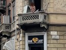 Uomo asserragliato in casa: minacciato con una pistola il titolare del bar della zona