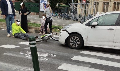 Incidente in piazza Rivoli, scontro tra un’auto e una bici