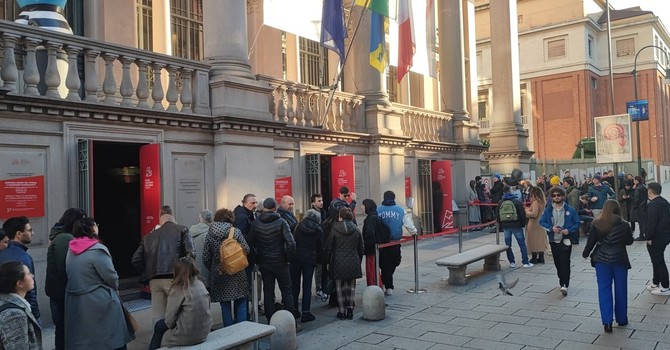 Turisti e visitatori in coda per entrare al Museo del Cinema