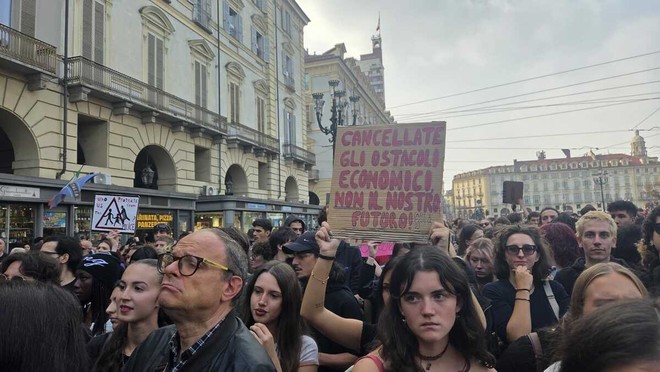 Manifestazione contro il carovita in piazza Castello