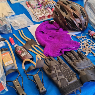 Il materiale sequestrato dalla polizia Il materiale sequestrato dalla polizia