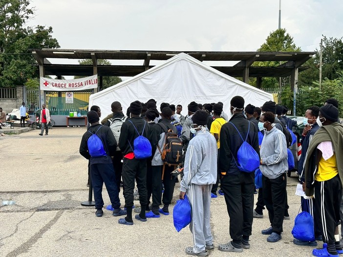 migranti via Traves