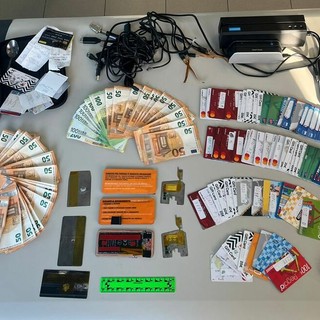Soldi e materiale ritrovati dai carabinieri dopo la perquisizione