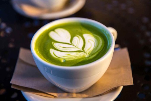 Matcha caffè: perché il tè verde in polvere è entrato nei coffee shop italiani