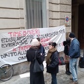 Borse di studio, il 2024 riparte con la protesta degli studenti davanti al Consiglio Regionale. &quot;Chiediamo una data certa&quot;