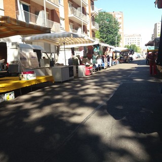 Il mercato di via Baltimora (immagine d'archivio)