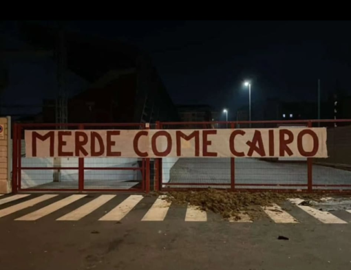 Contestazione e letame davanti allo stadio Filadelfia [foto Osservatorio Granata]