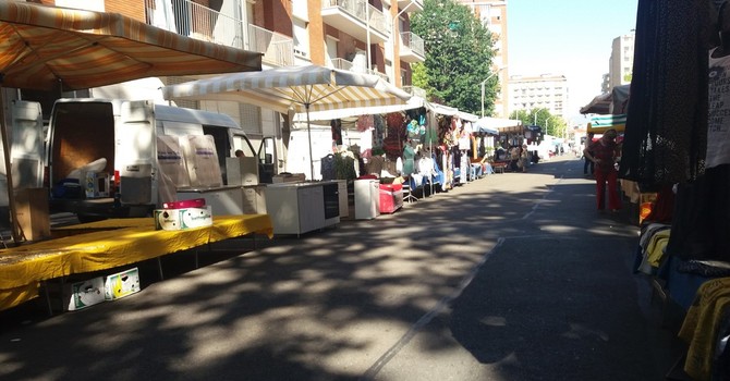 Il mercato di via Baltimora (immagine d'archivio)