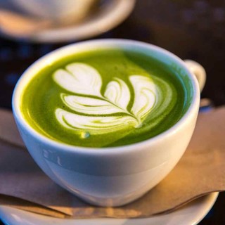 Matcha caffè: perché il tè verde in polvere è entrato nei coffee shop italiani