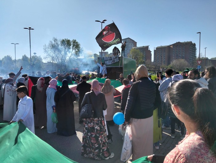 La manifestazione Pro Pal alla fine della cerimonia per la fine del Ramadan