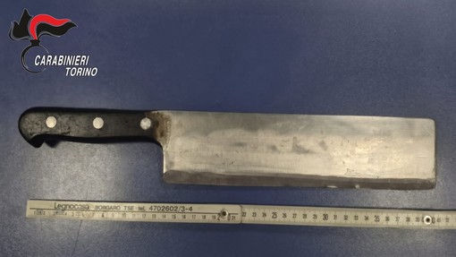 Paura in corso Vercelli: brandisce una mannaia e minaccia i passanti Paura in corso Vercelli: brandisce una mannaia e minaccia i passanti